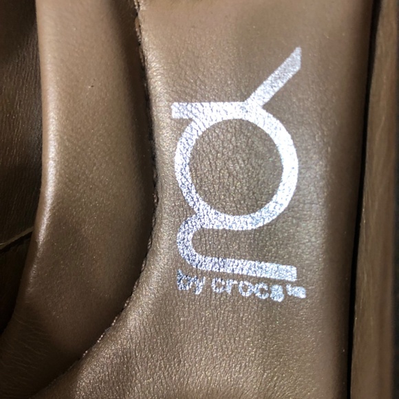 You by Crocs grey mary jane style heels with ruffle size 9.5 EUC - Picture 4 of 7